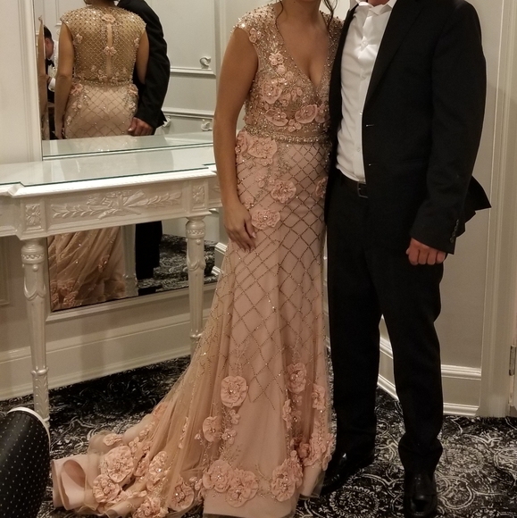 Gown - Picture 4 of 4